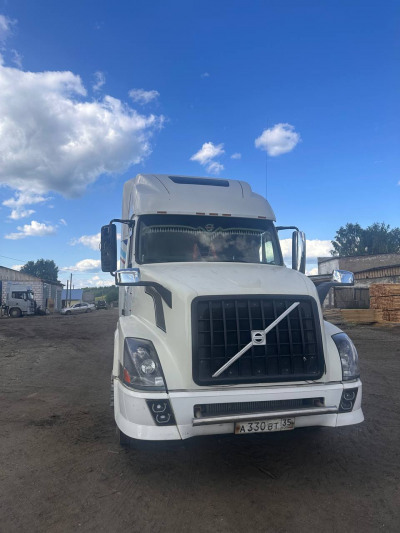 Volvo VNL  2003 года