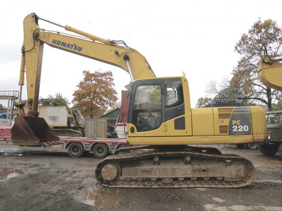  KOMATSU 220  2012 года