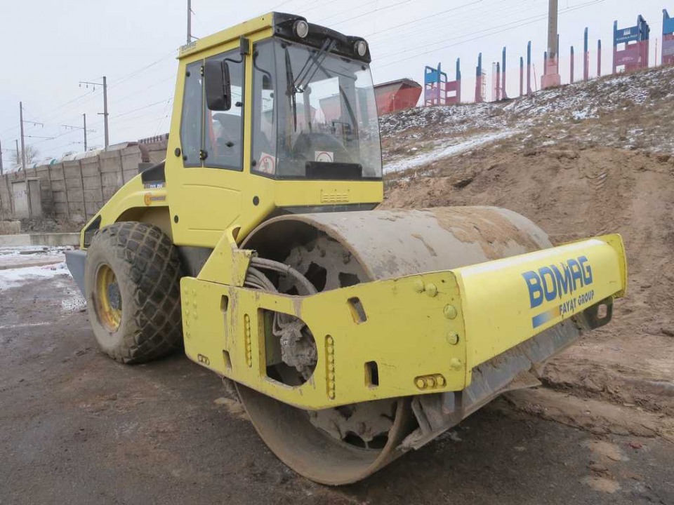  Каток  BOMAG 213  2007 года
