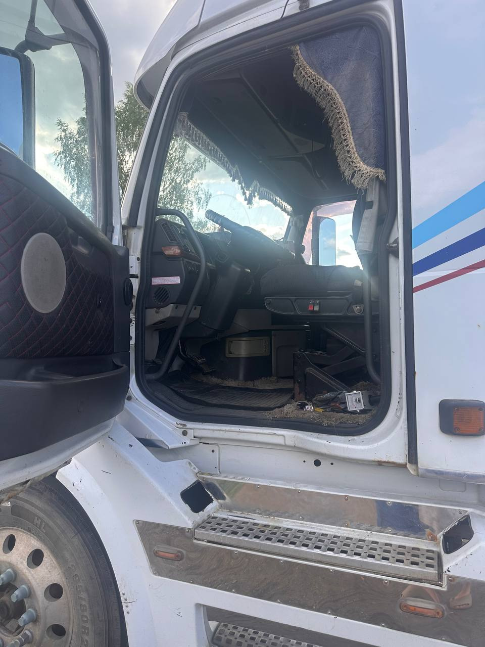 Volvo VNL  2003 года