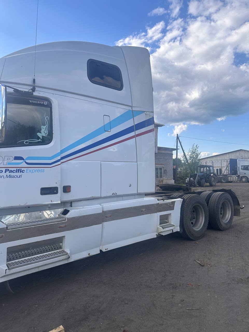 Volvo VNL  2003 года