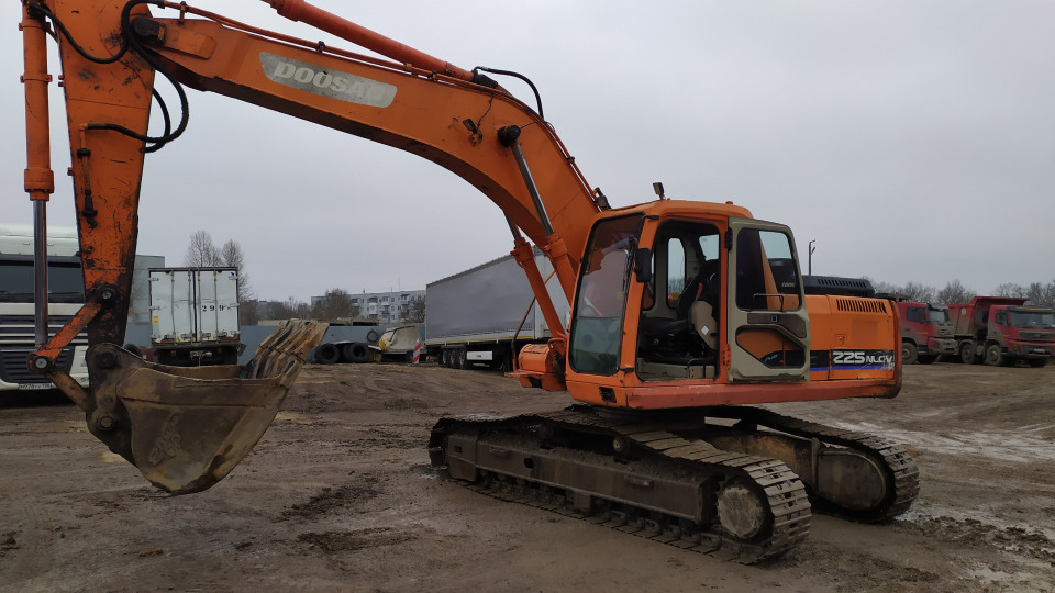  Экскаватор Doosan SOLAR 225NLCV  2011 года