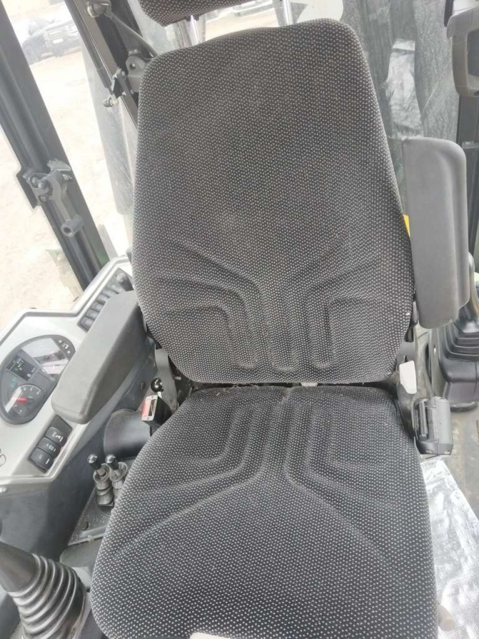  Экскаватор-погрузчик MST M544  2023 года